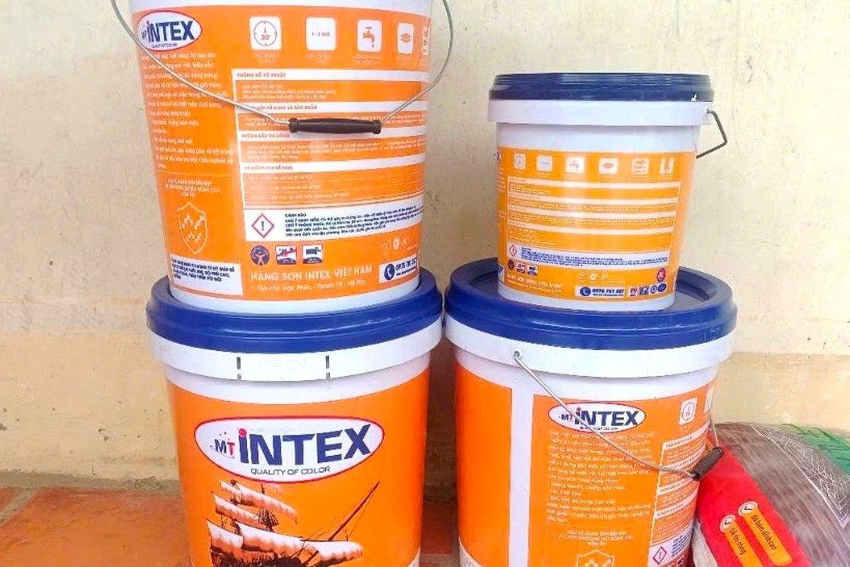 Thùng sơn Intex tại cửa hàng Vạn Lợi