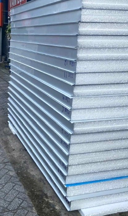Tấm panel cách nhiệt màu trắng xếp kho