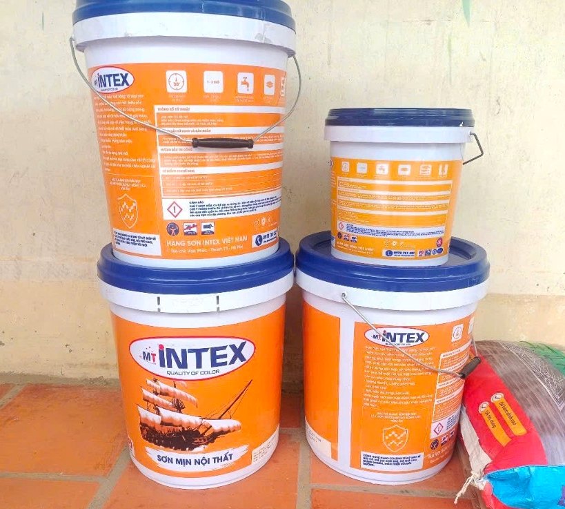 Thùng sơn mịn nội thất Intex tại cửa hàng
