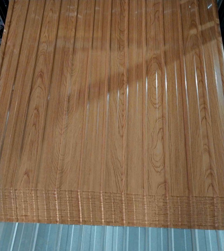 Tấm tôn màu 13 sóng phủ vân gỗ