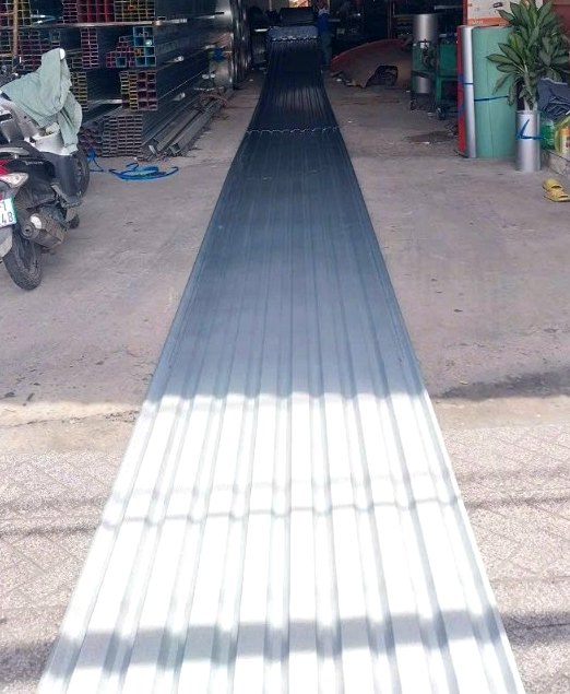 Tấm tôn cán 9 sóng trong nhà xưởng Vạn Lợi