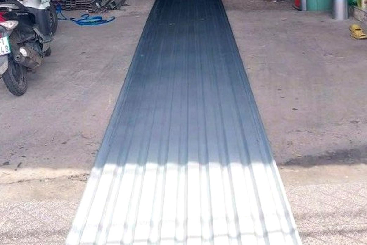 Tôn cán 9 sóng trong xưởng